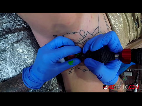 ❤️ Ekstremt tatoveret hottie Sully Savage fik en tatovering på sin klitoris ❤❌ Porno at da.sexafinkarasskaz.ru ️❤
